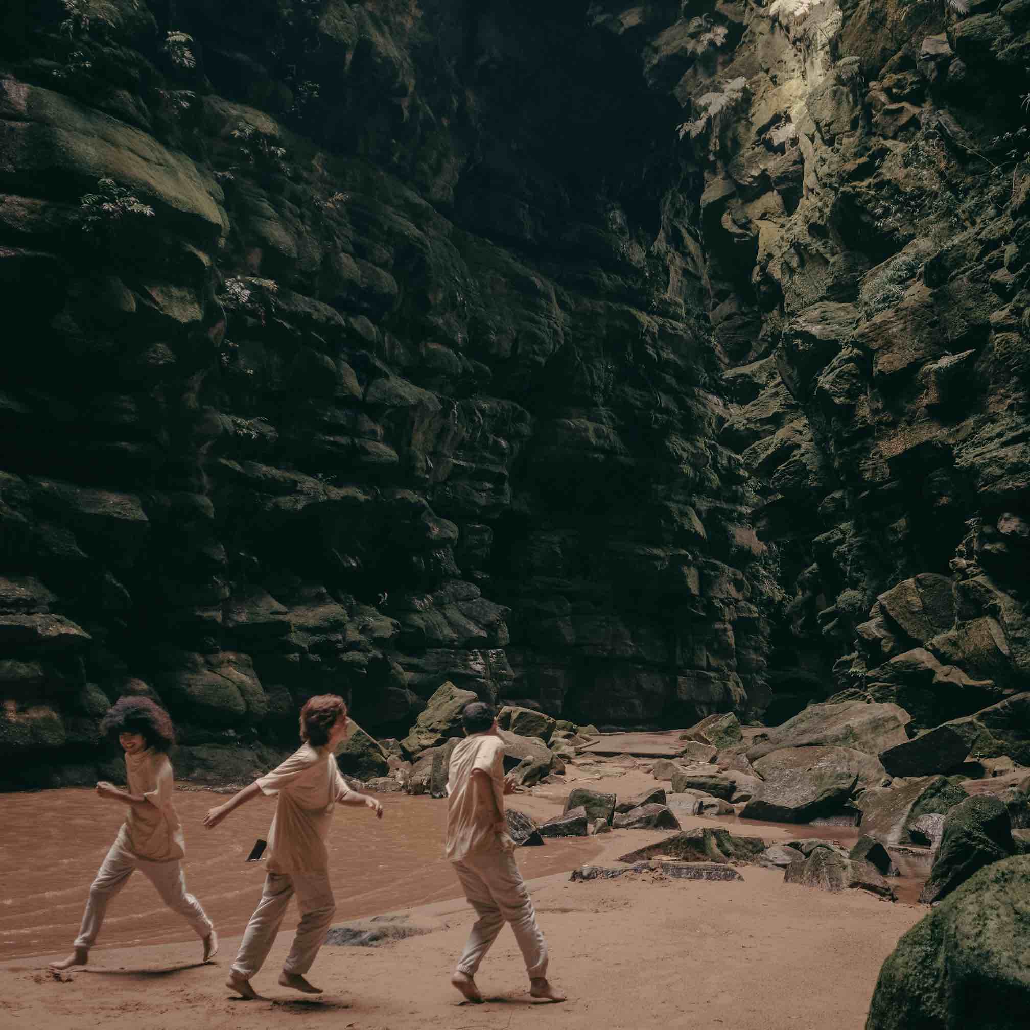 Crítica | Hoovaranas: "Três" - Música Instantânea